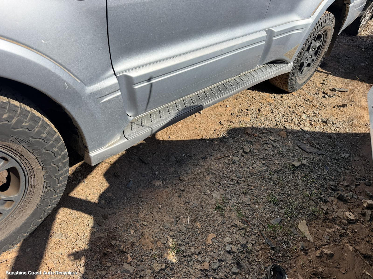 2002-2006 Mitsubishi Pajero Side Step Skirt