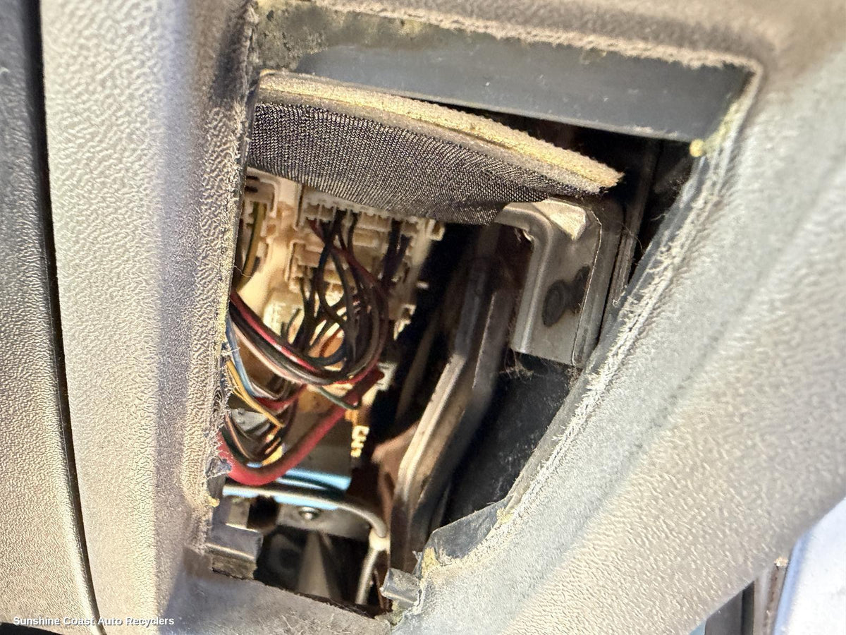 2000-2006 Mitsubishi Pajero Fuse Box