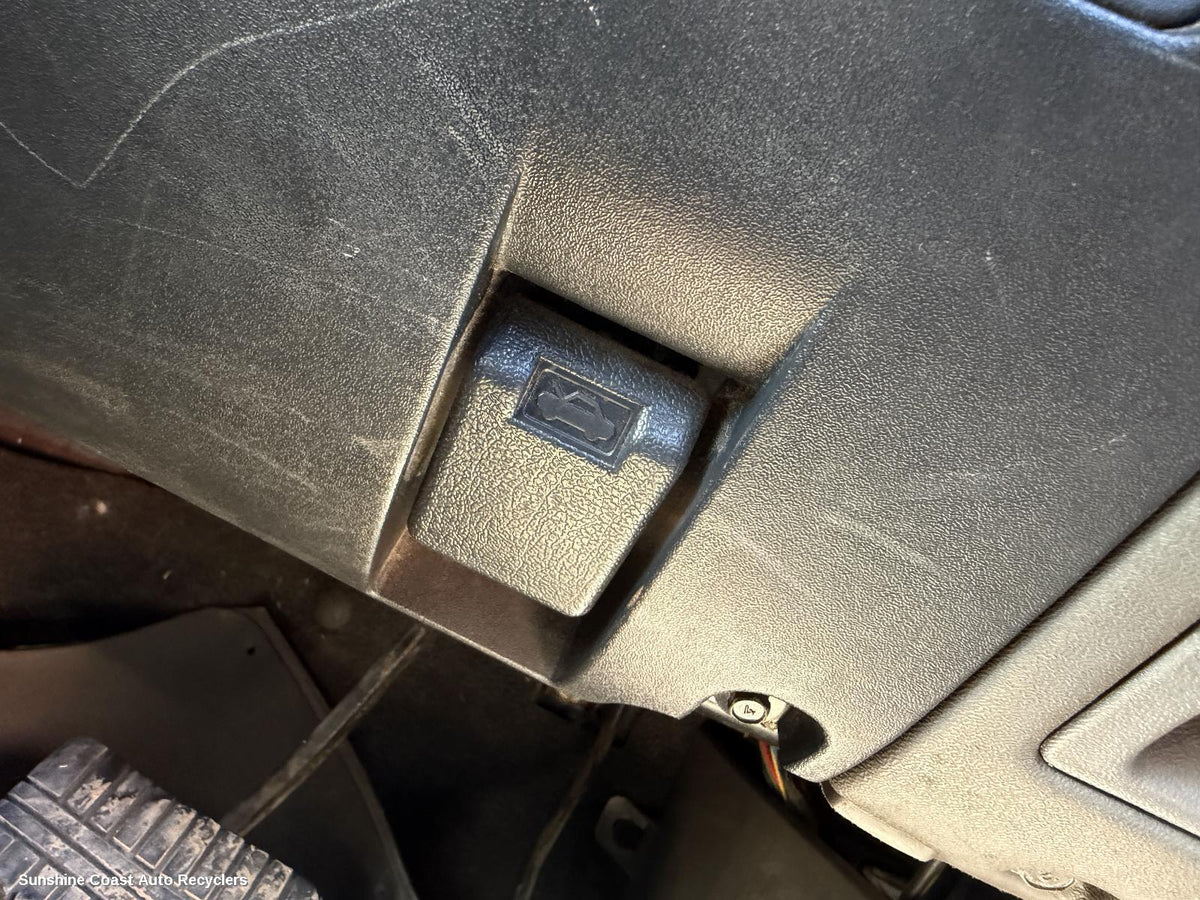 2002-2006 Mitsubishi Pajero Bonnet Release