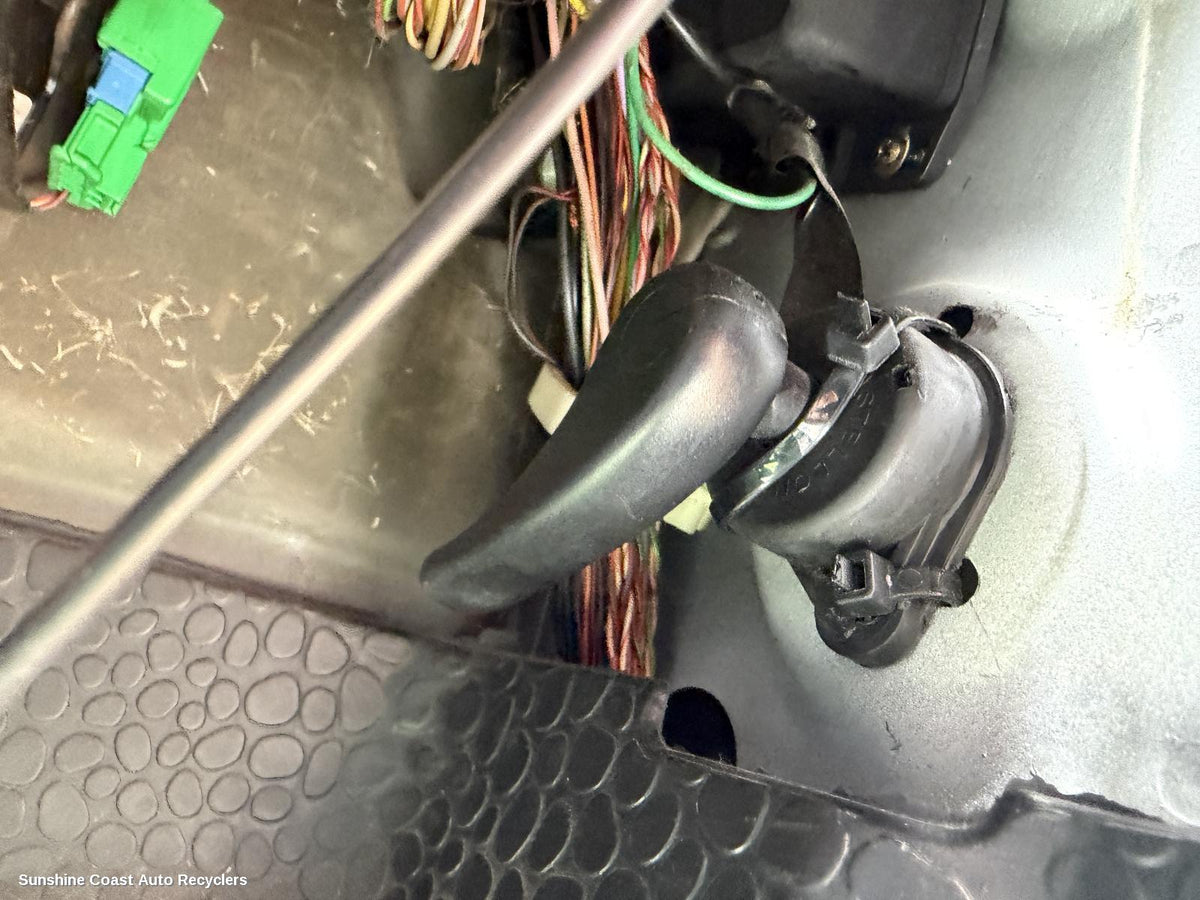 2004-2014 Renault Trafic Bonnet Release