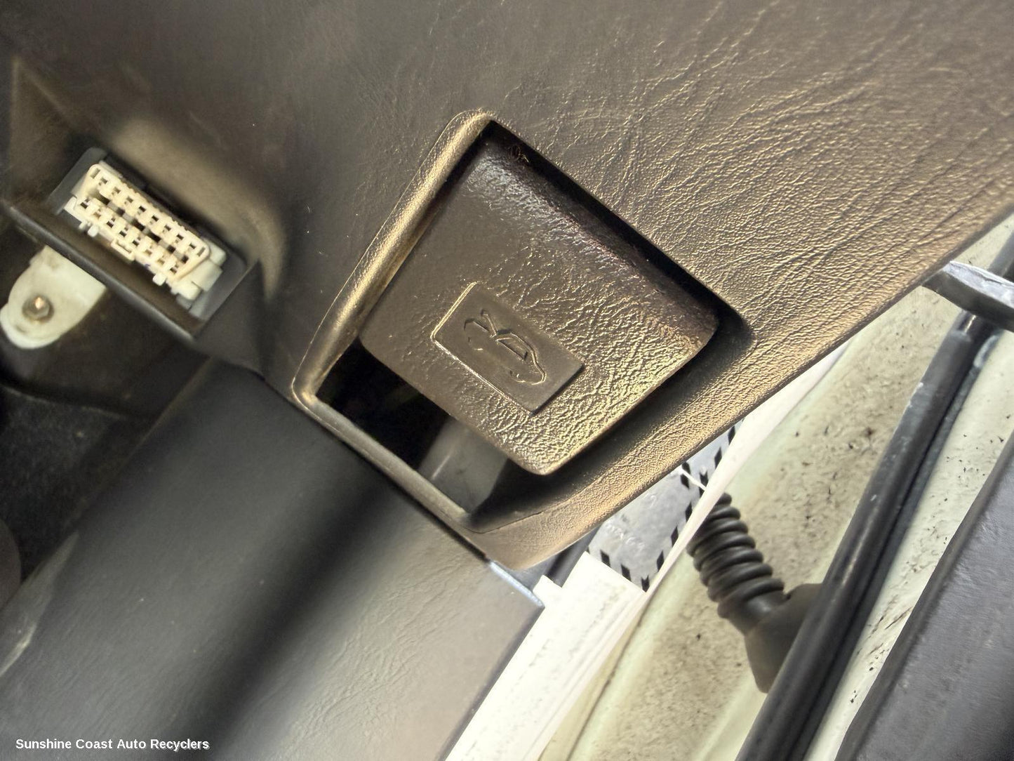 2001-2007 Toyota Corolla Bonnet Release