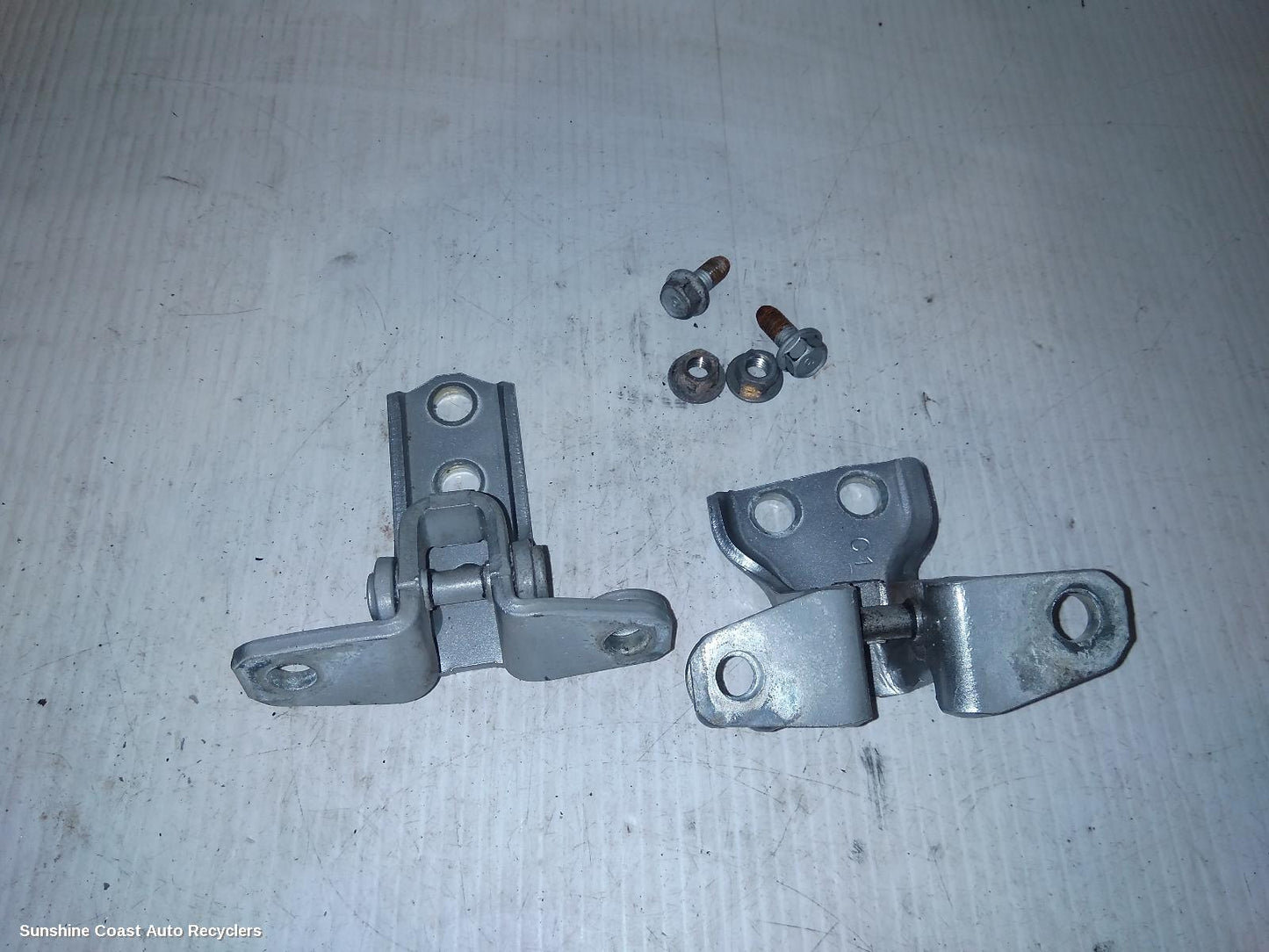 2013 Mitsubishi Pajero Door Hinge Runner