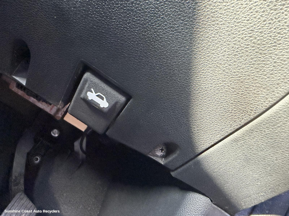 2005-2010 Kia Sportage Bonnet Release