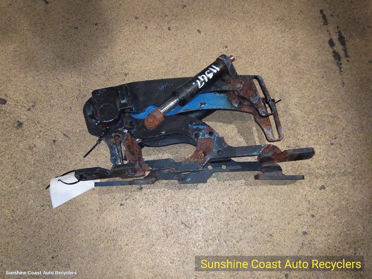 2007-2011 Dodge Nitro Door Hinge Runner