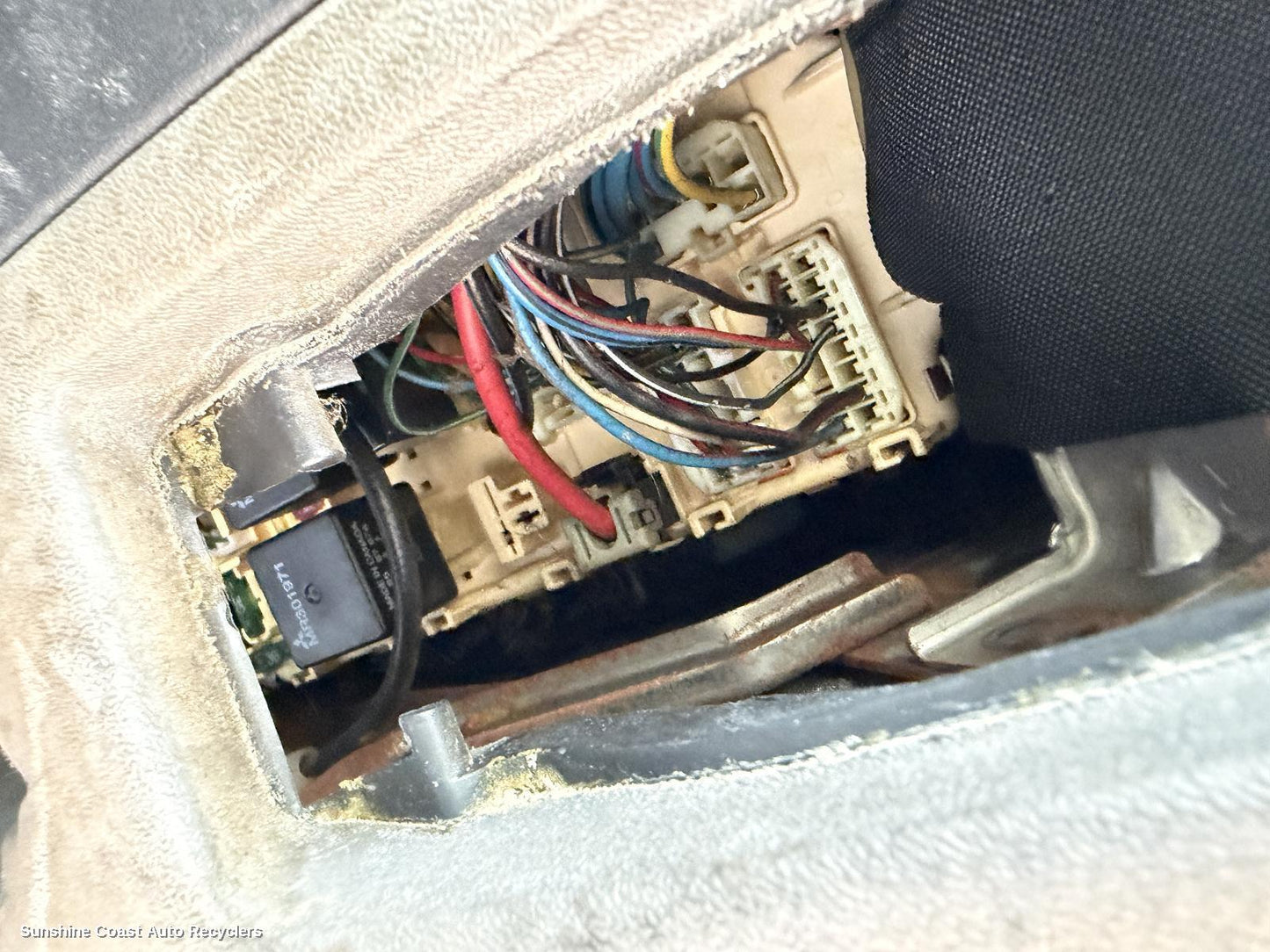 2000-2006 Mitsubishi Pajero Fuse Box