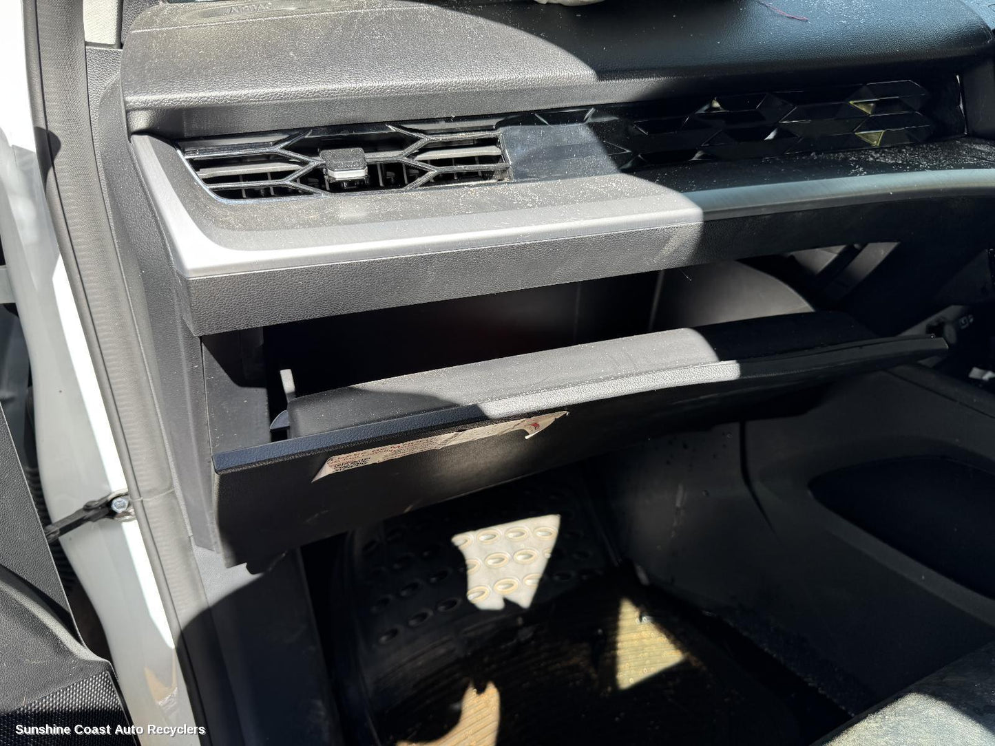 2023 Mg Mg5 Glove Box