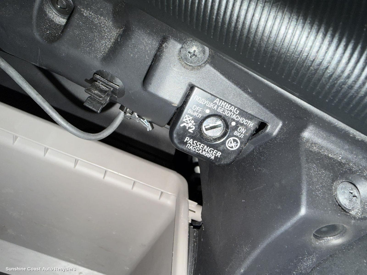 2009-2015 Mitsubishi Triton Misc Switch Relay
