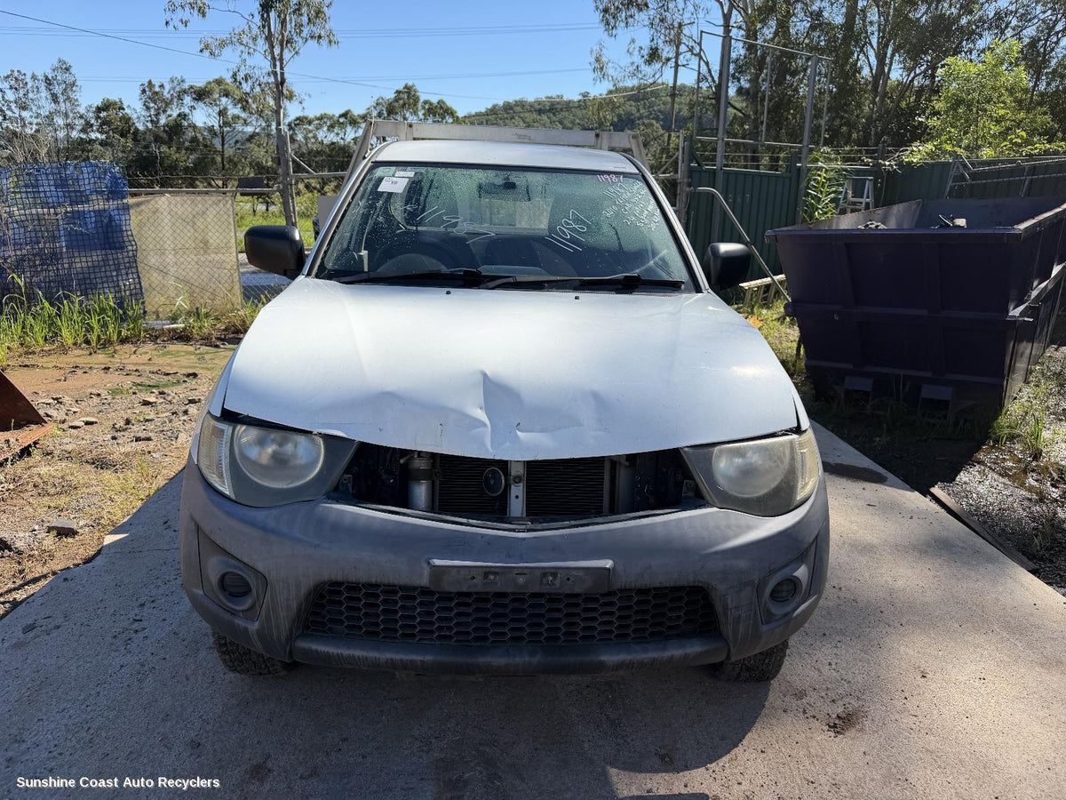 2009-2015 Mitsubishi Triton Headrest