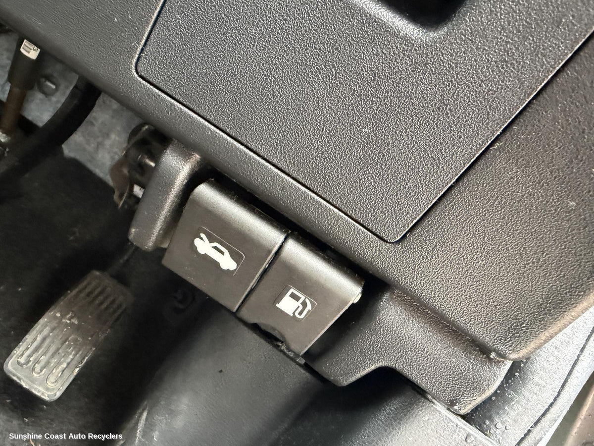 2007-2014 Nissan Dualis Bonnet Release
