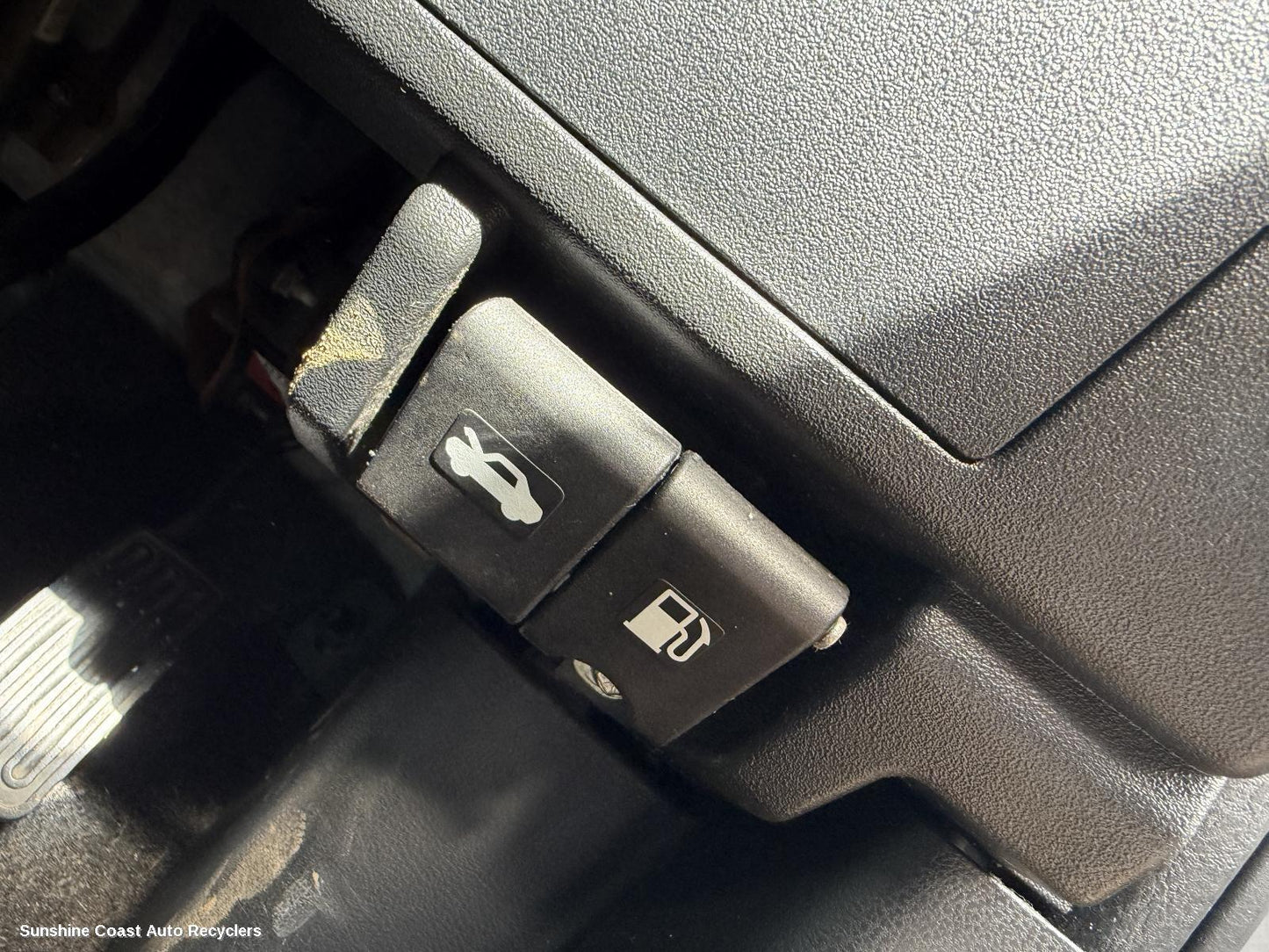 2007-2014 Nissan Dualis Bonnet Release