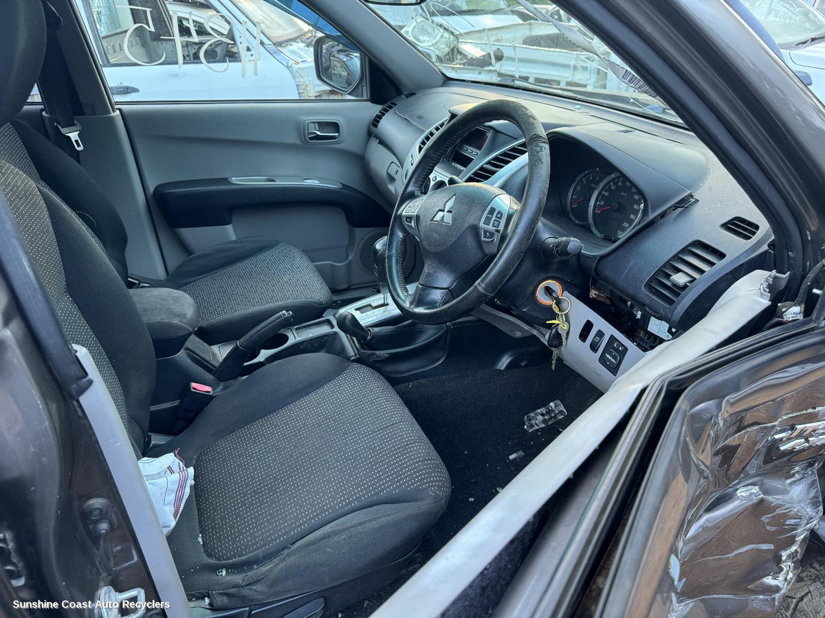2009-2015 Mitsubishi Triton Console
