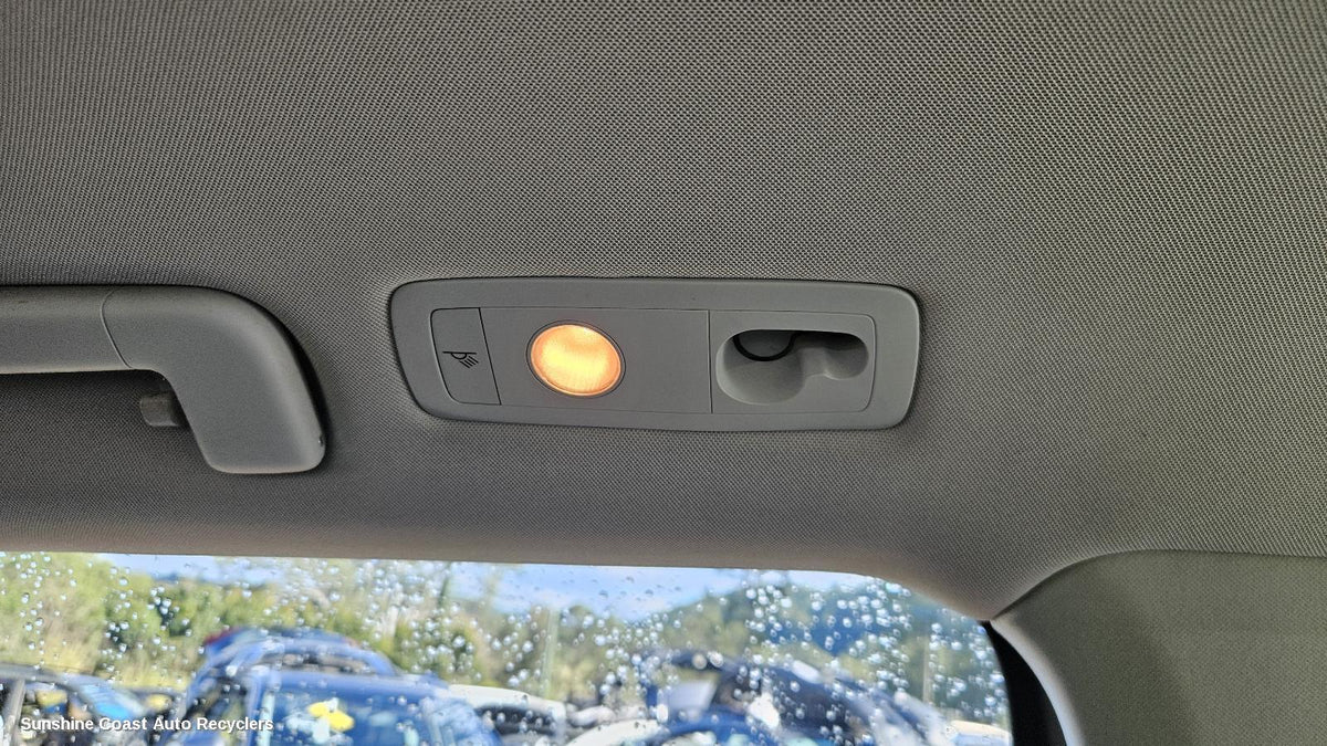 2010-2018 Volkswagen Touareg Courtesy Light