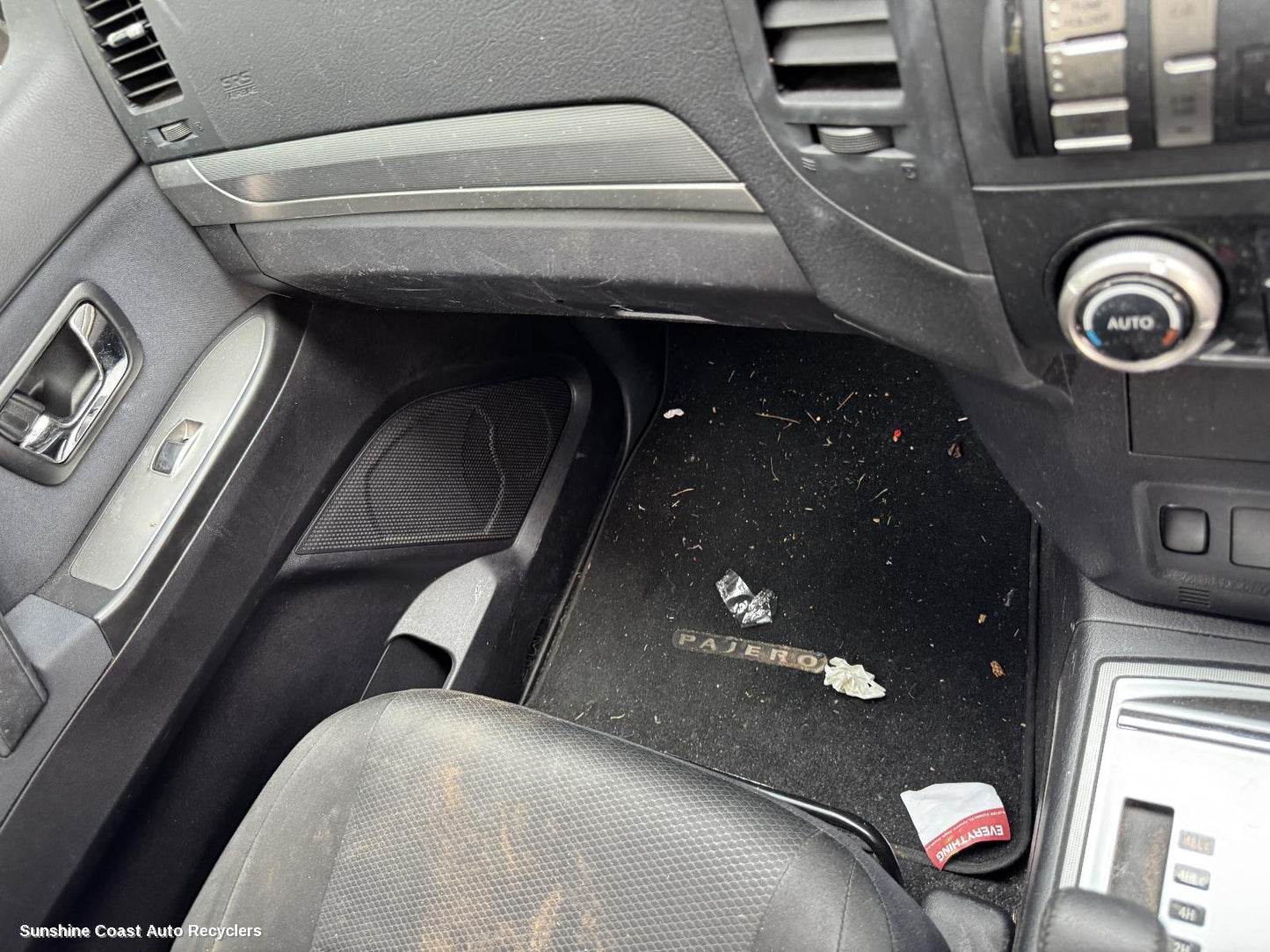 2009 Mitsubishi Pajero Floor Mats