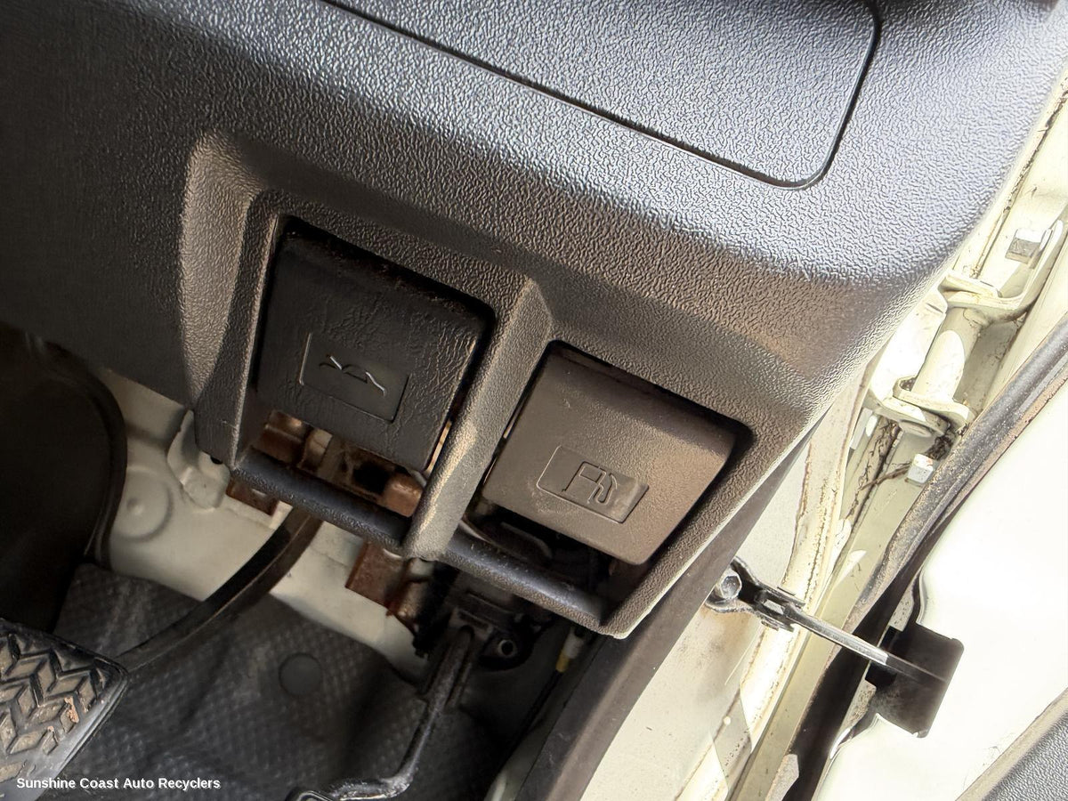 2005-2019 Toyota Hiace Bonnet Release