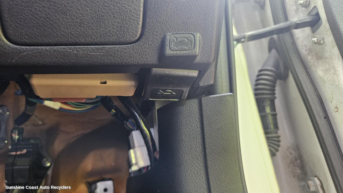2009-2014 Subaru Liberty Bonnet Release