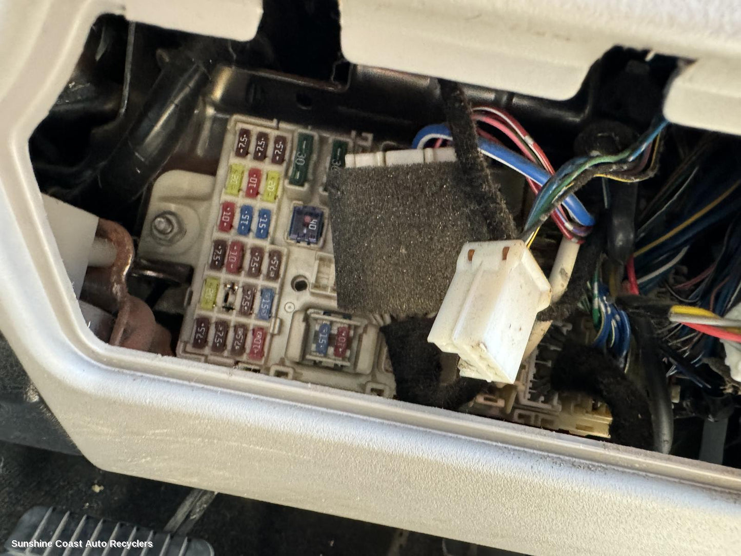 2009-2015 Mitsubishi Triton Fuse Box