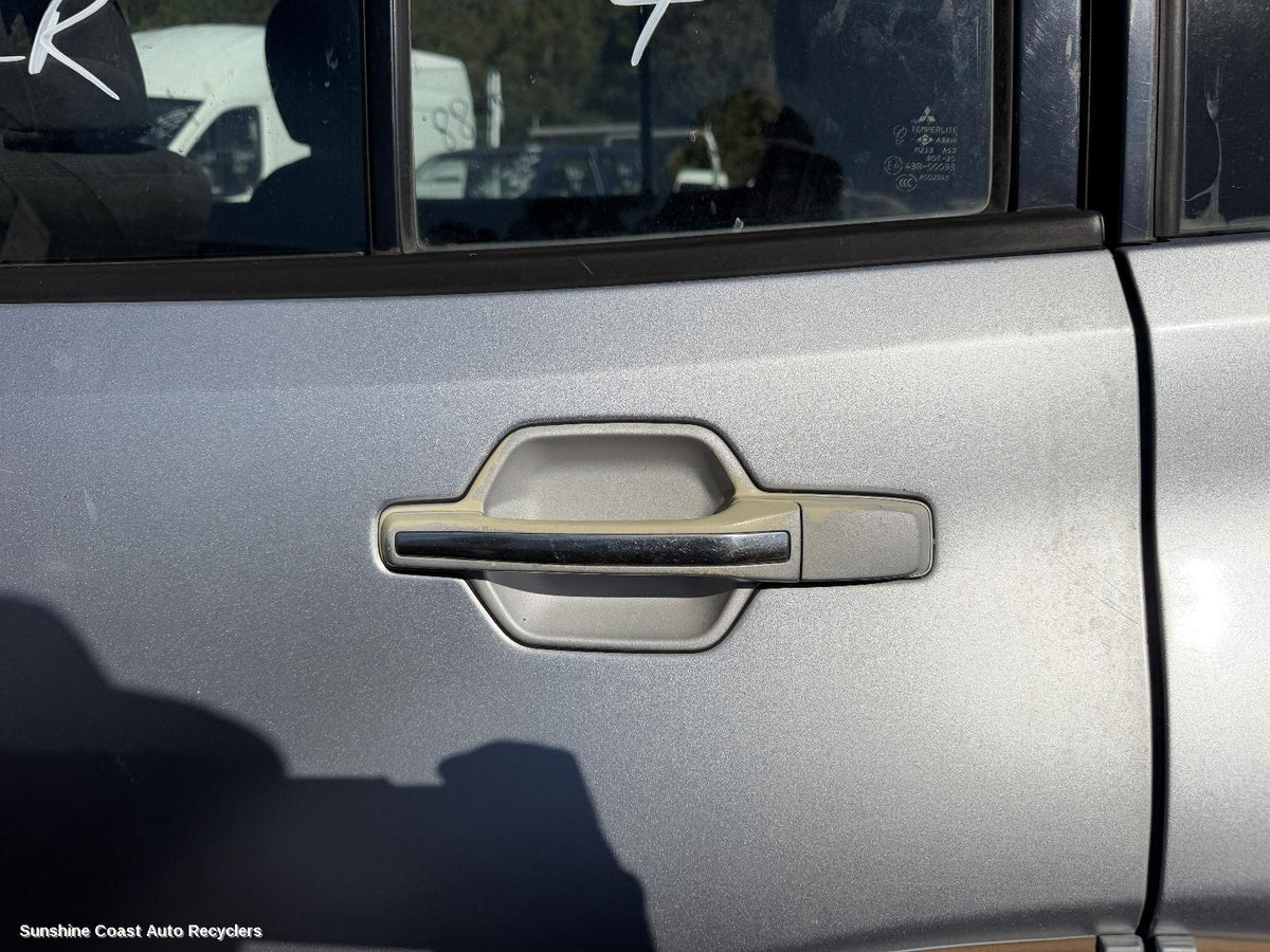 2000-2006 Mitsubishi Pajero Door Handle