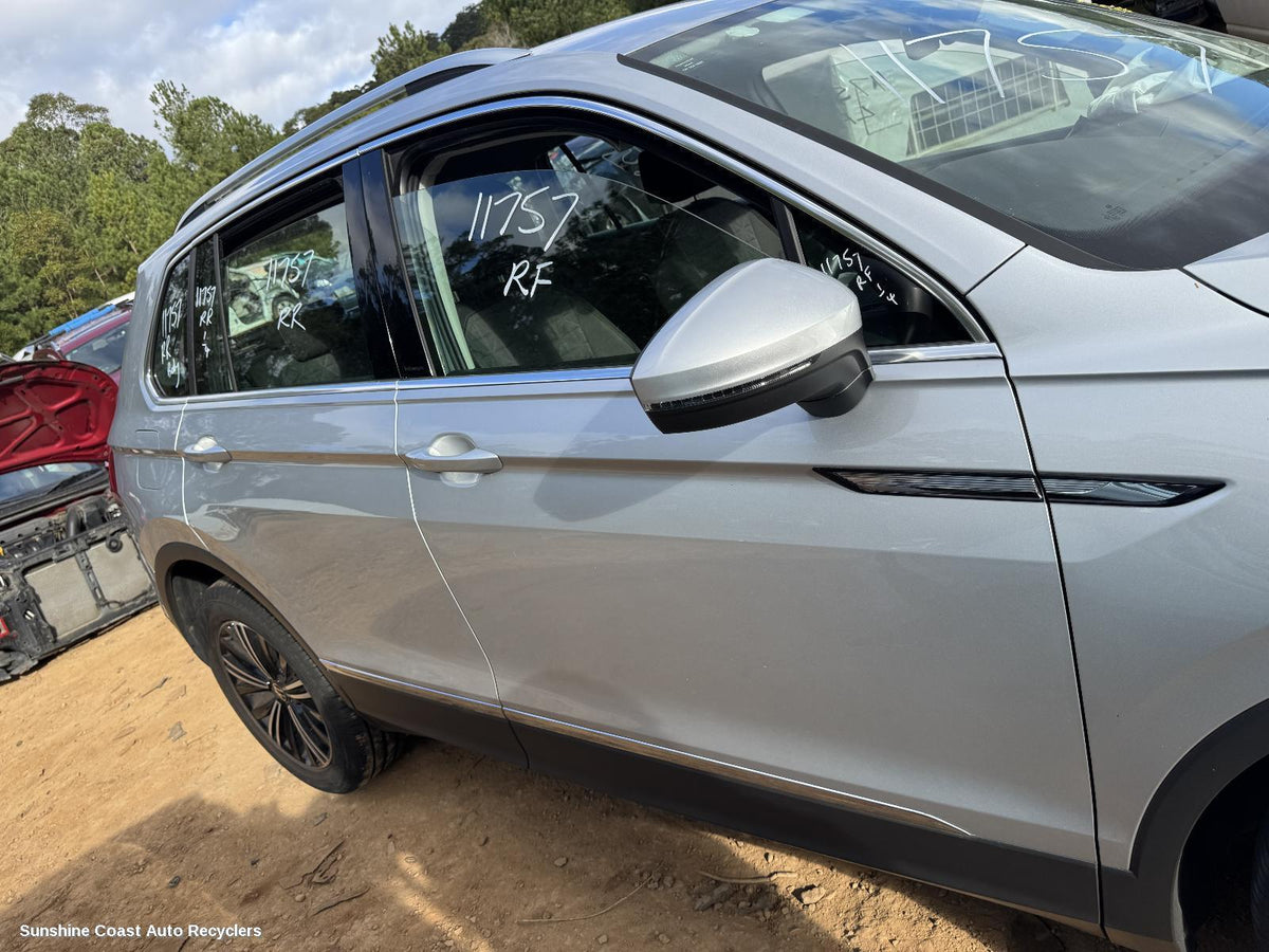 2016-2024 Volkswagen Tiguan Door Handle