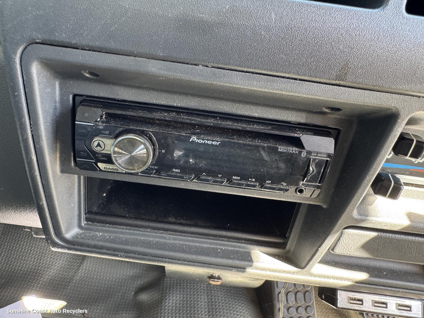 2007 Mitsubishi L300 Radio Cd Dvd Sat Tv