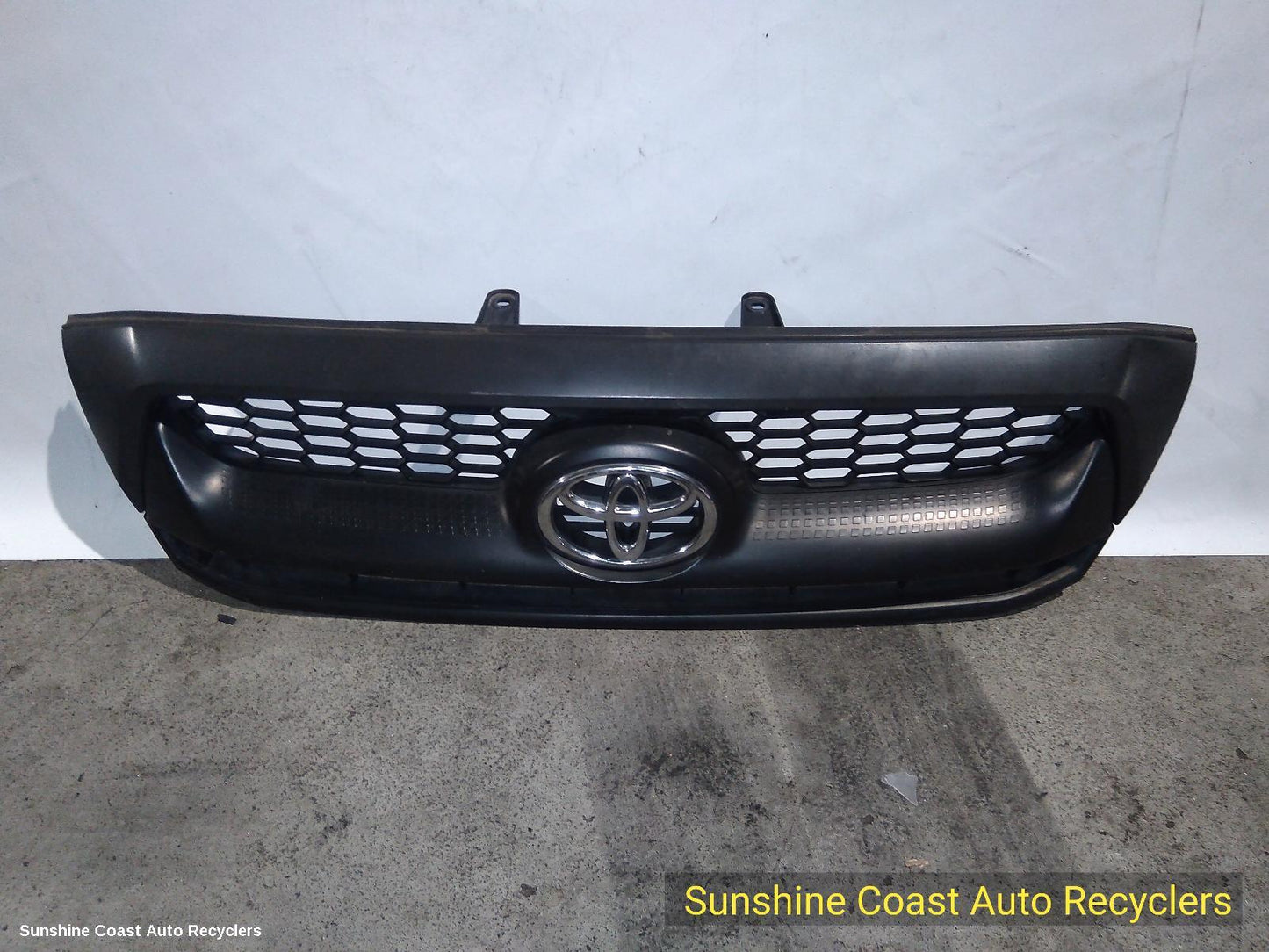 2010 Toyota Hilux Grille