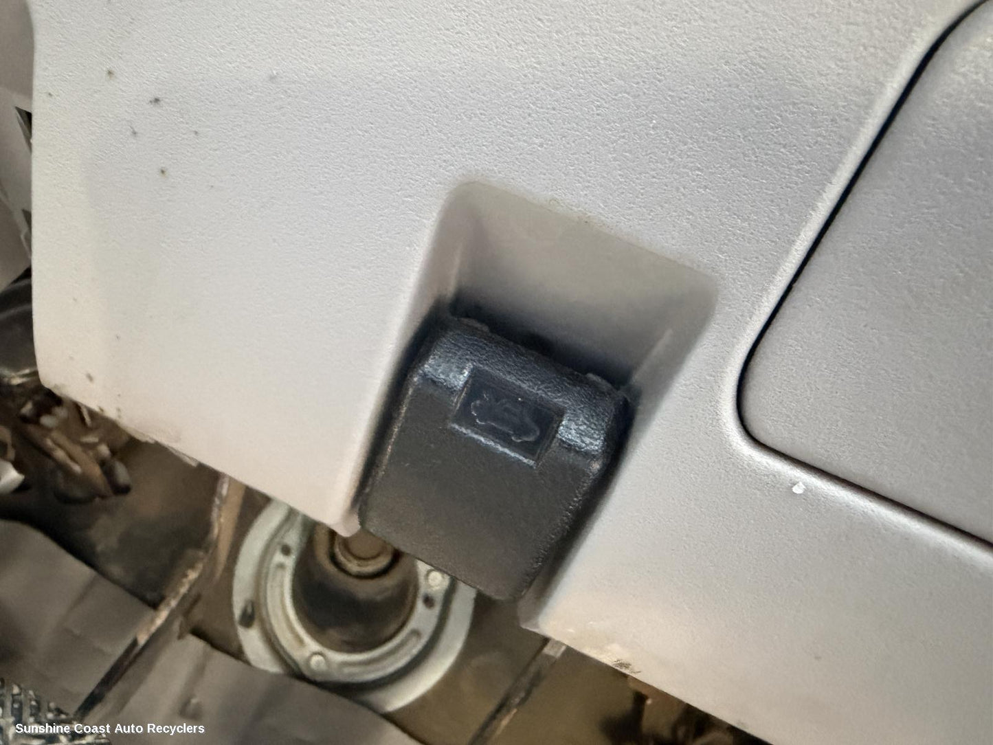 2009-2015 Mitsubishi Triton Bonnet Release