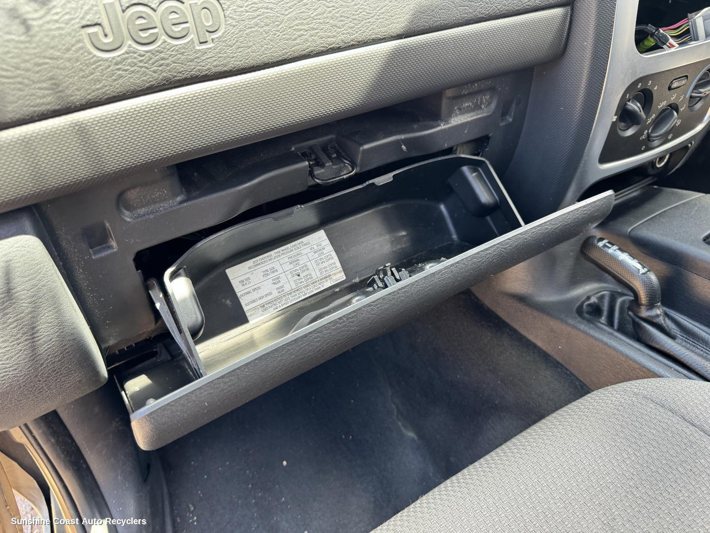 2004 Jeep Cherokee Glove Box