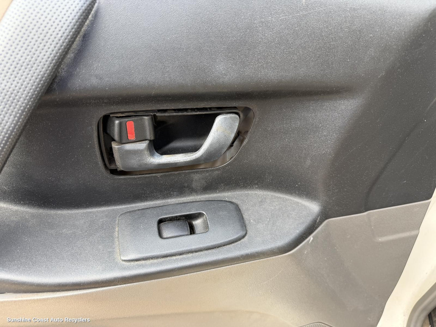 2000-2002 Mitsubishi Pajero Door Handle