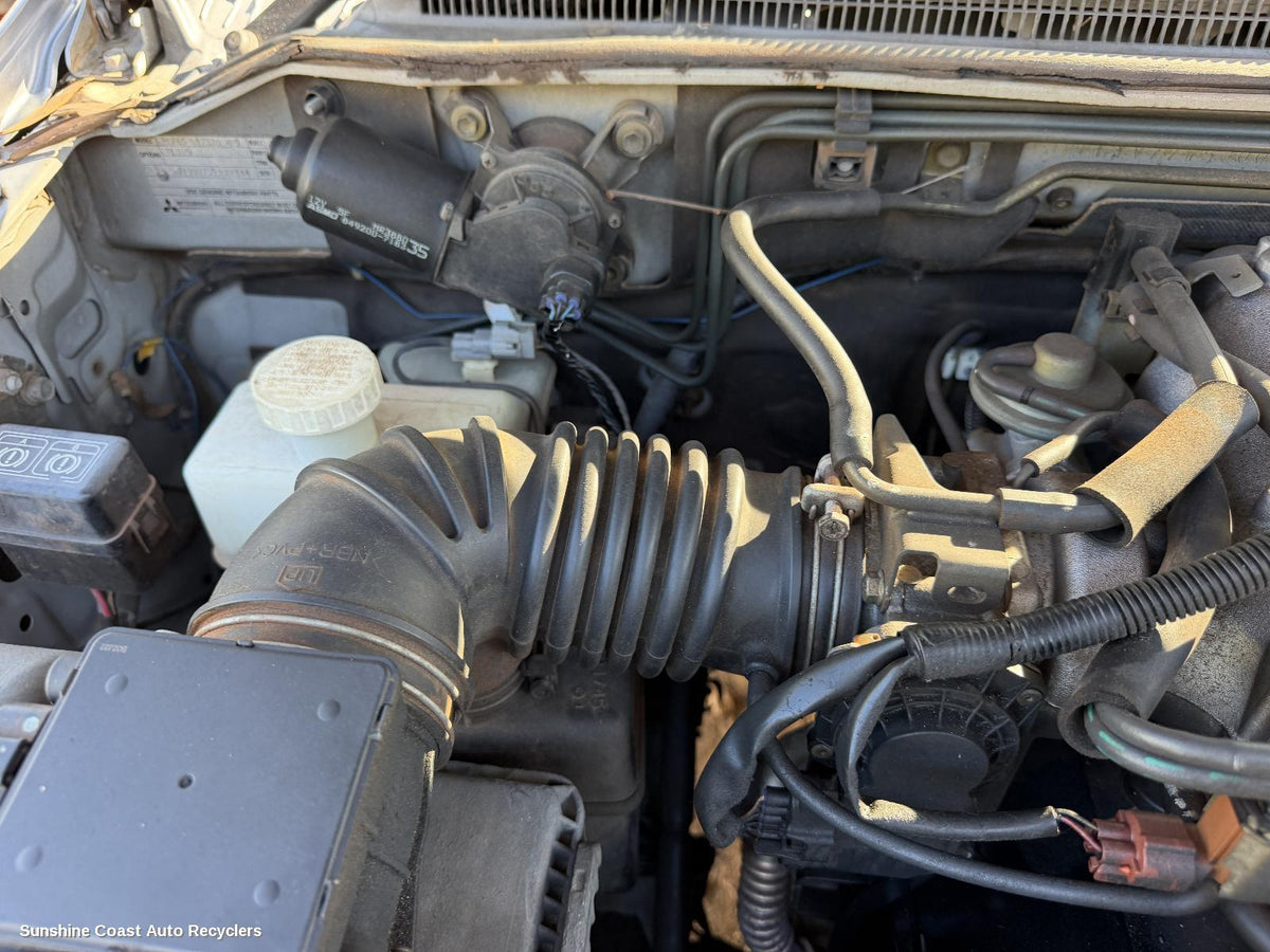 2000-2006 Mitsubishi Pajero Air Cleaner Duct Hos