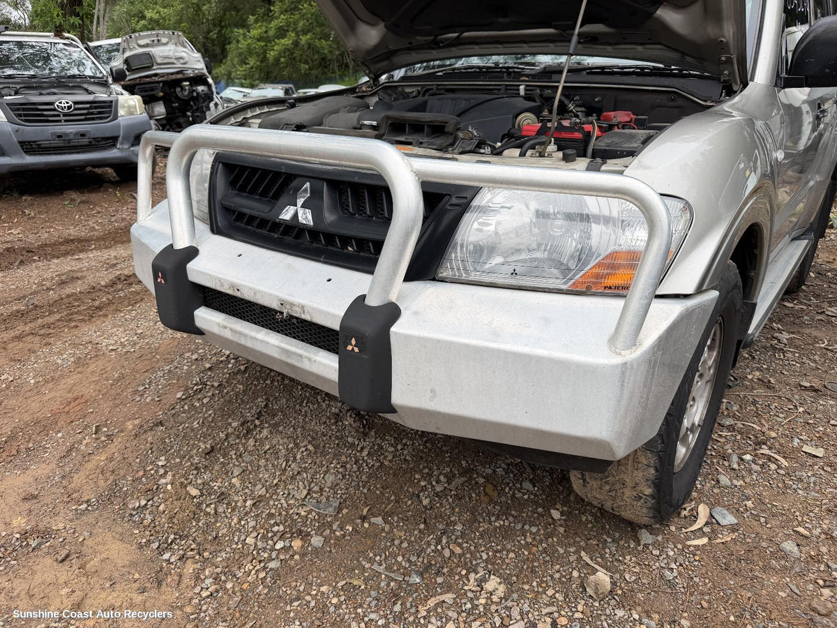 2002-2006 Mitsubishi Pajero Left Headlamp
