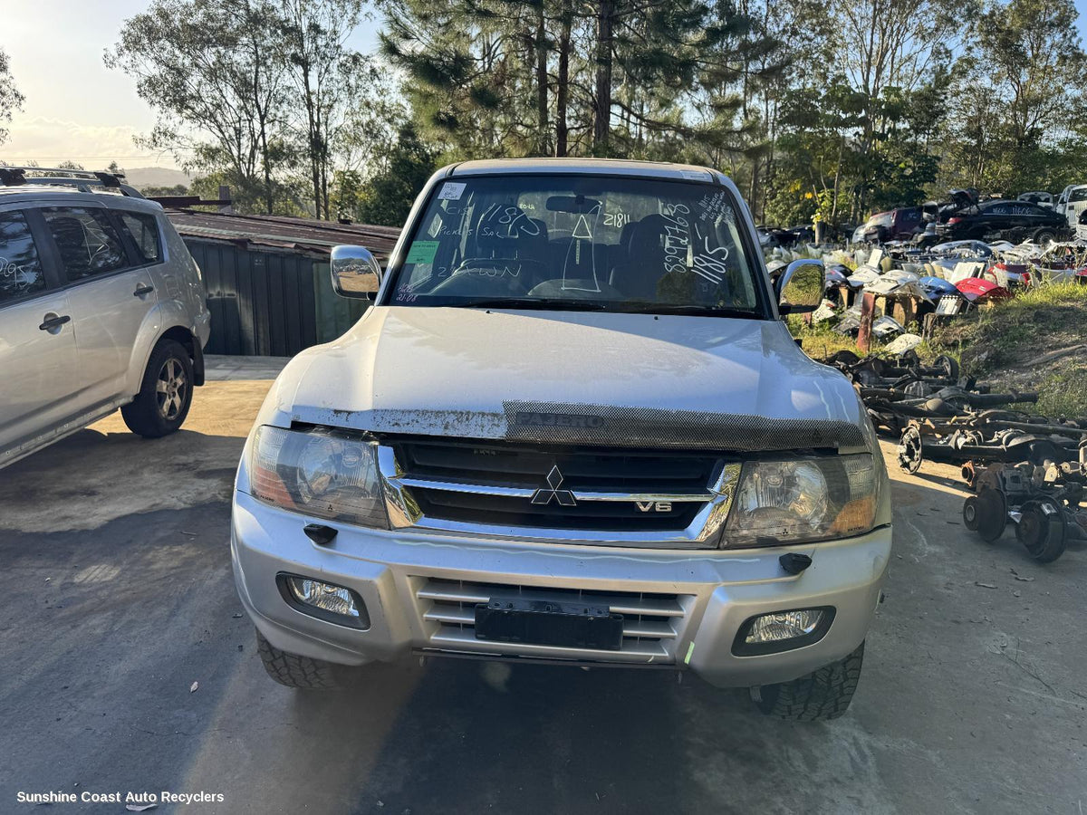 2000-2002 Mitsubishi Pajero Right Headlamp