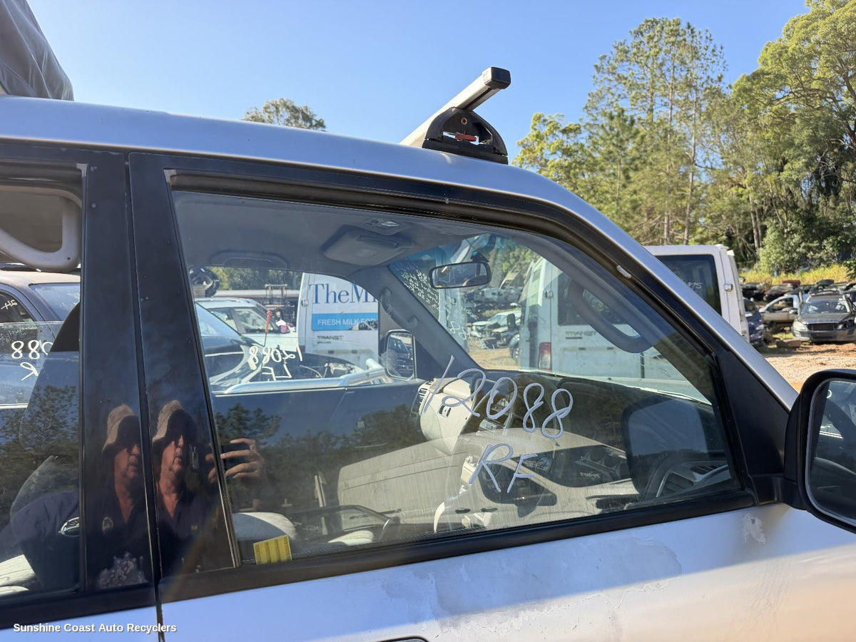 2000-2006 Mitsubishi Pajero Right Front Door Window