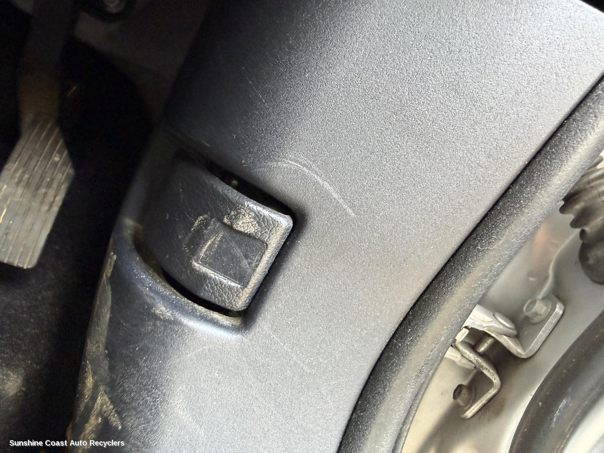 2009-2012 Mitsubishi Outlander Bonnet Release