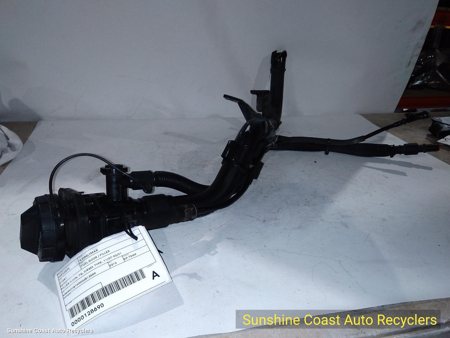 2016 Hyundai Iload/imax Fuel Door   Filler