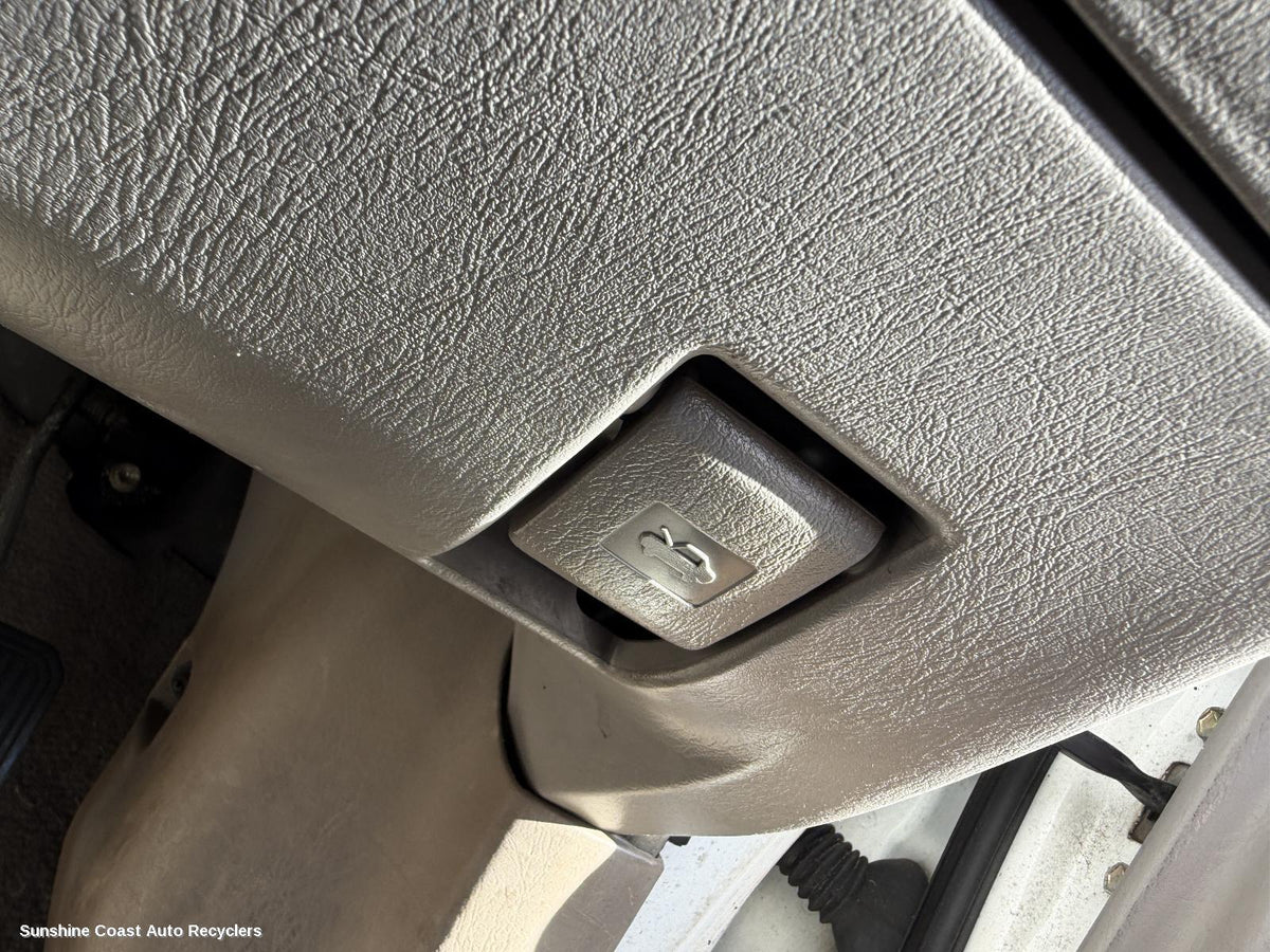 1998-2001 Toyota Corolla Bonnet Release