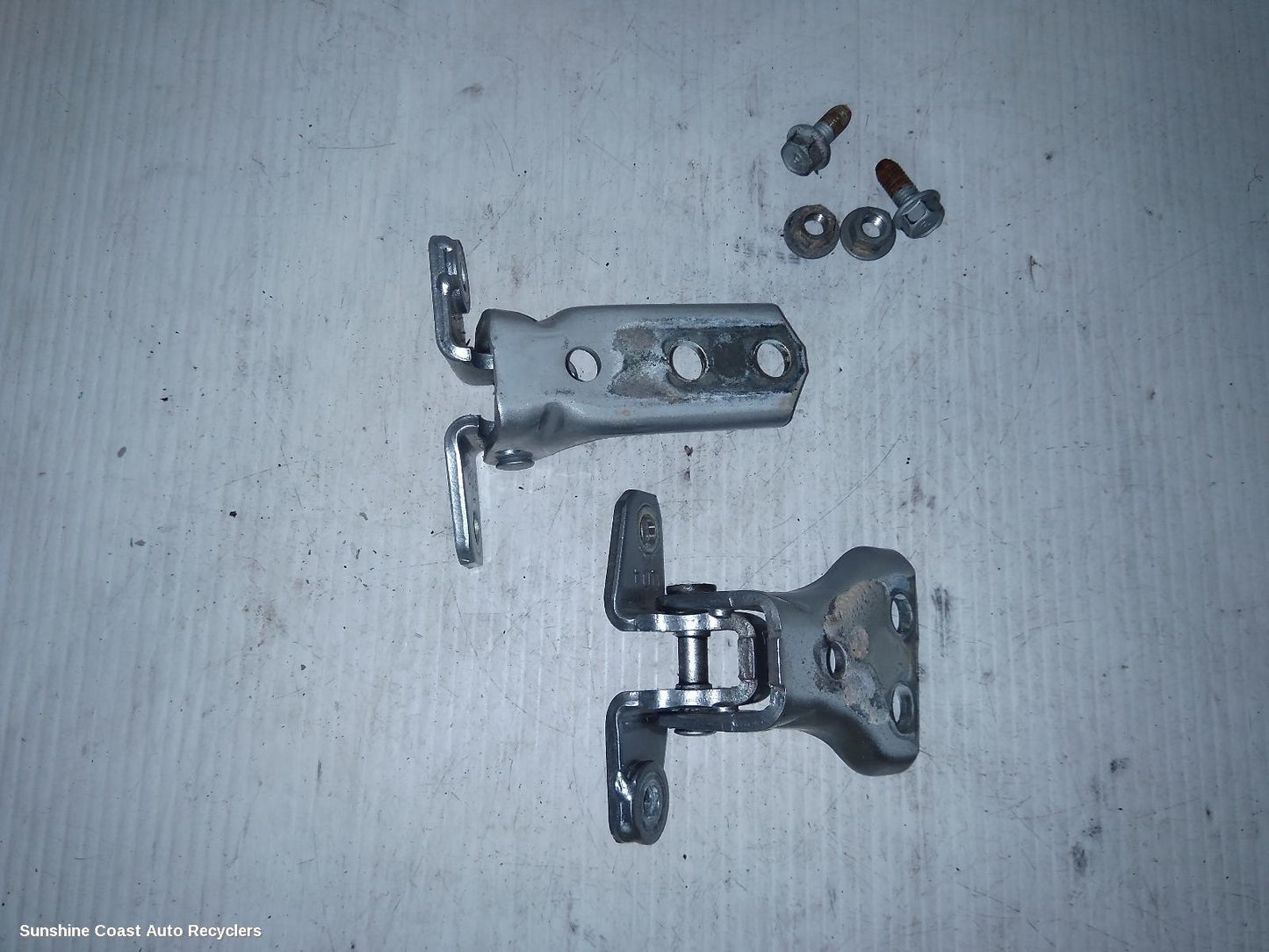 2013 Mitsubishi Pajero Door Hinge Runner
