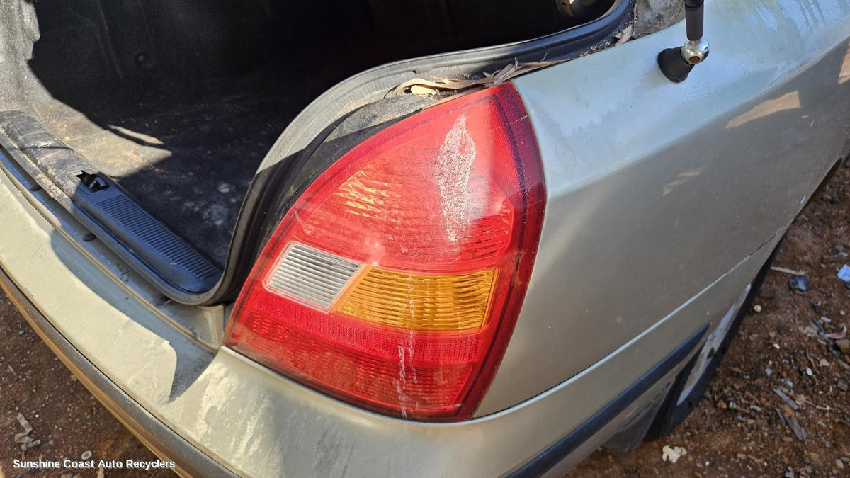 2000-2003 Hyundai Elantra Right Taillight