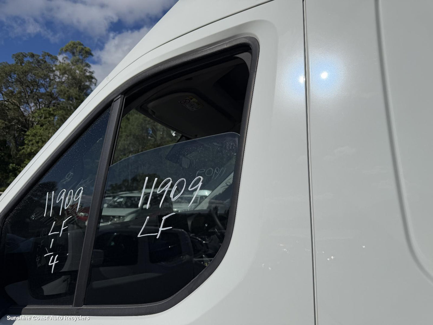 2024 Ldv Deliver 9 Left Front Door Window