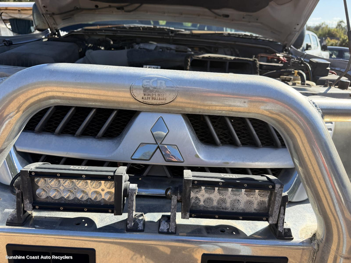 2002-2006 Mitsubishi Pajero Grille