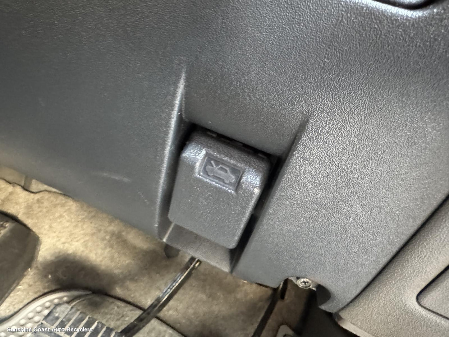 2002 Mitsubishi Pajero Bonnet Release