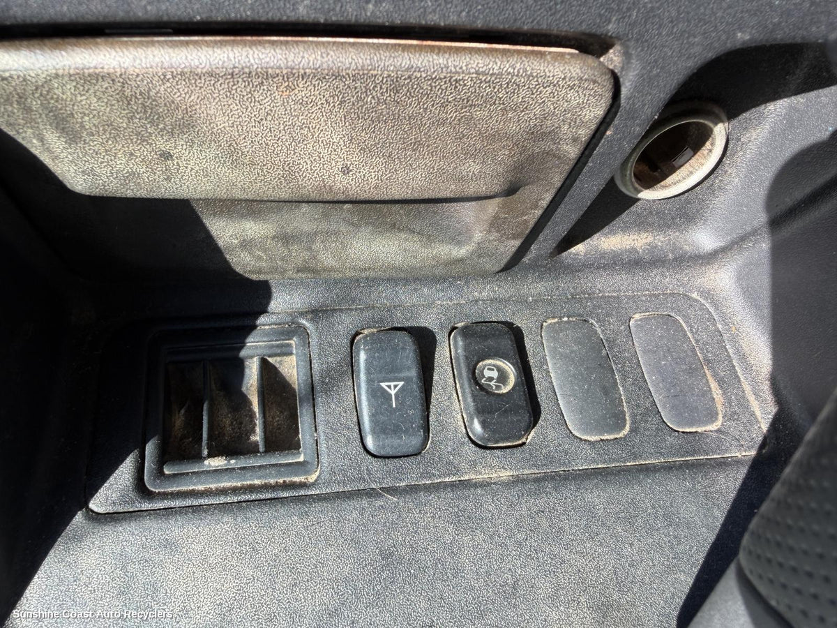 2002-2006 Mitsubishi Pajero Misc Switch Relay