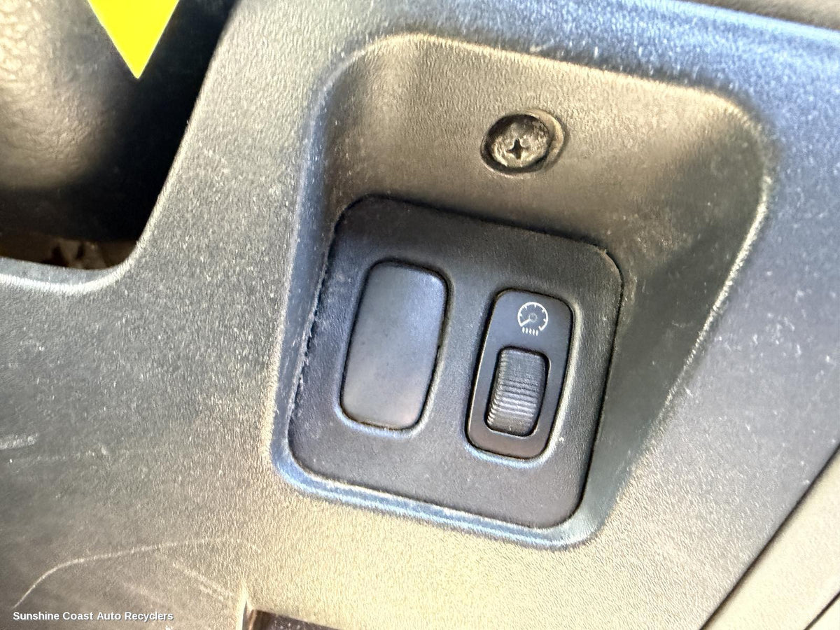 2002-2006 Mitsubishi Pajero Misc Switch Relay
