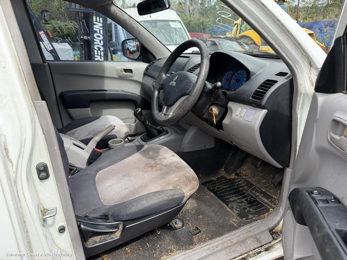 2006-2009 Mitsubishi Triton Fuse Box