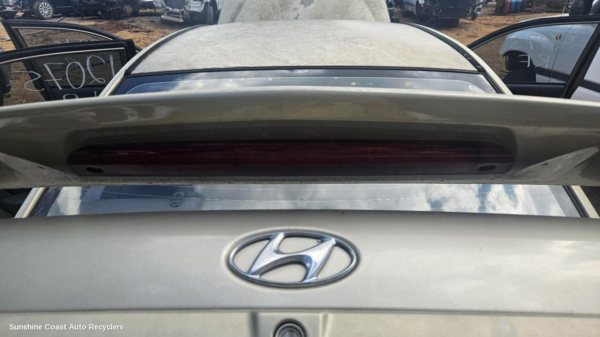 2000-2003 Hyundai Elantra High Level Stoplight