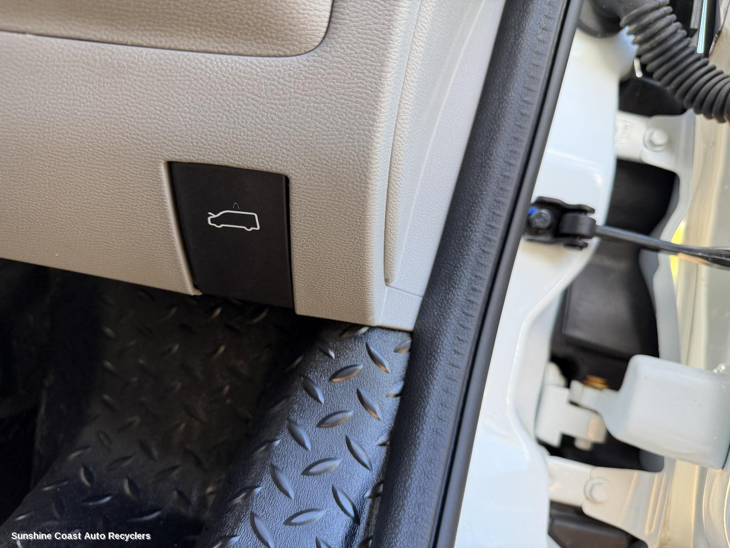 2024 Ldv Deliver 9 Bonnet Release