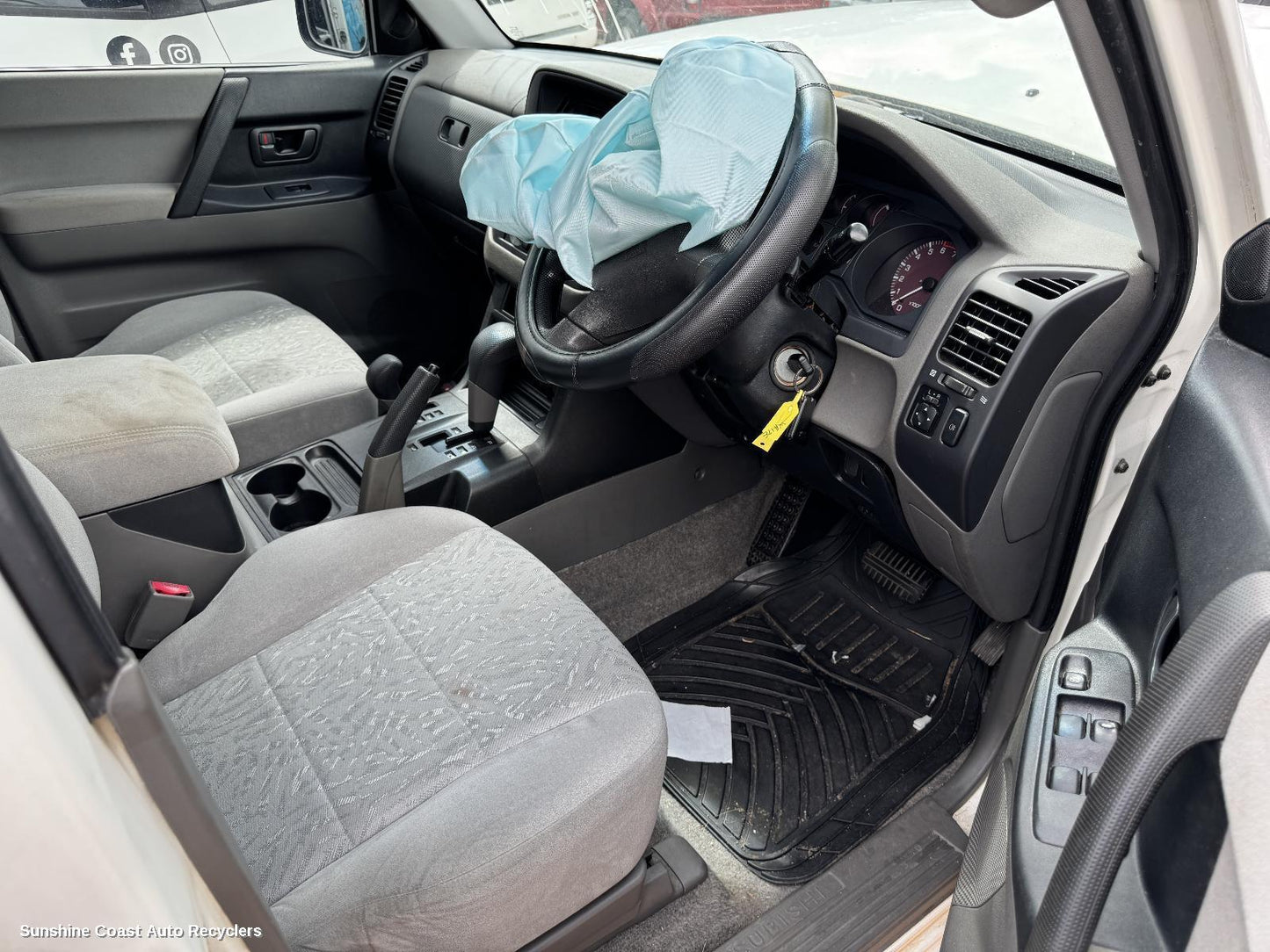 2000-2002 Mitsubishi Pajero High Level Stoplight