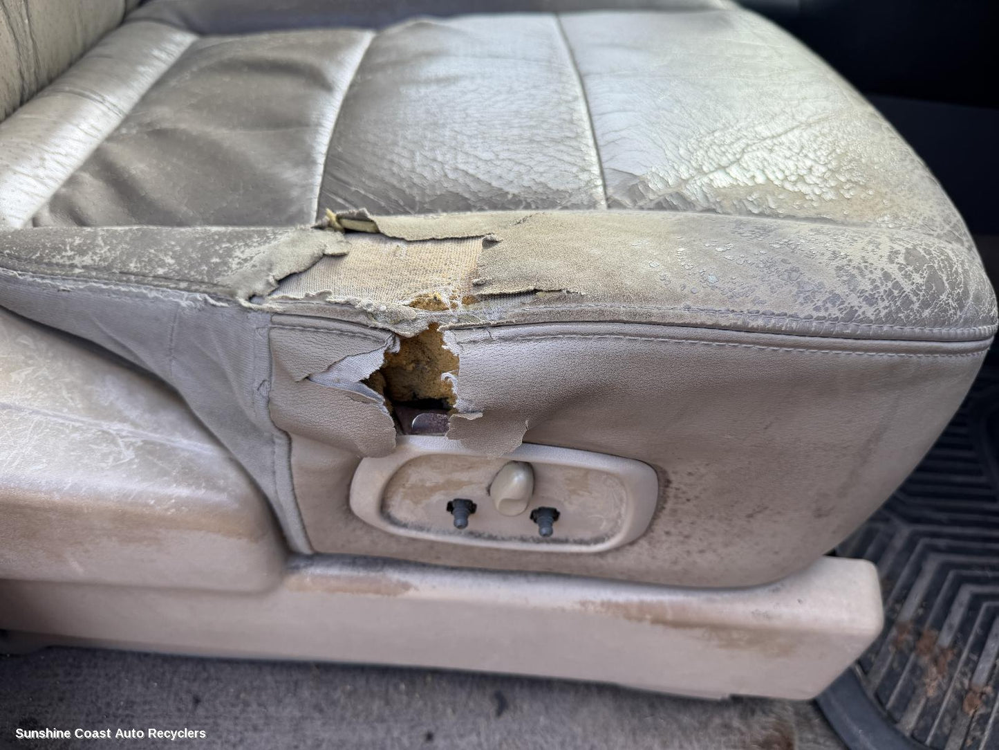2000-2006 Mitsubishi Pajero Front Seat