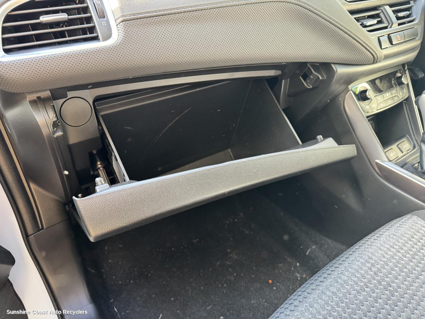 2023 Suzuki S-cross Glove Box