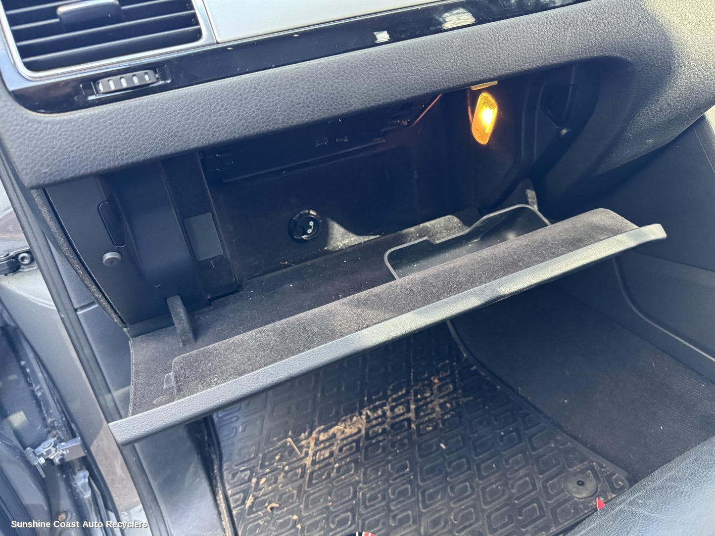2010-2018 Volkswagen Touareg Glove Box