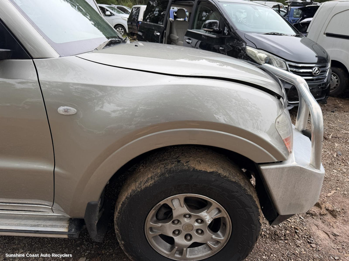 2000-2006 Mitsubishi Pajero Right Guard