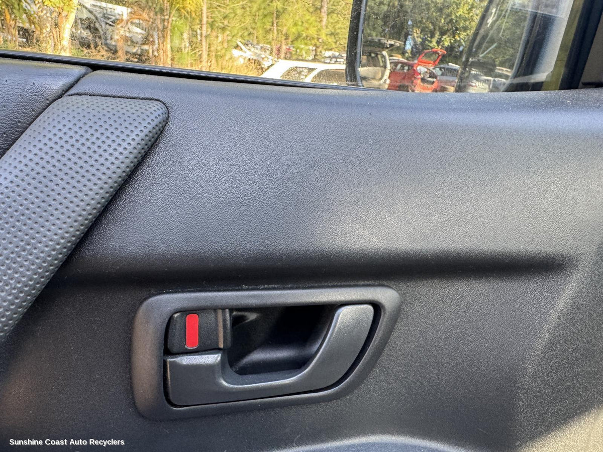 2000-2002 Mitsubishi Pajero Door Handle